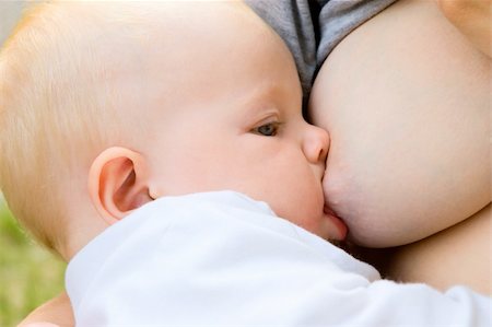 simsearch:400-04756461,k - child of one and year old sucks a breast of mom Stockbilder - Microstock & Abonnement, Bildnummer: 400-04069369