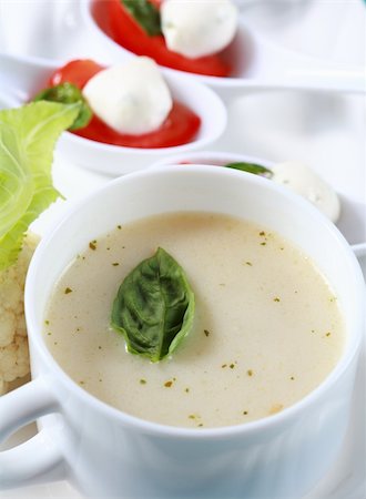 simsearch:400-04415230,k - Cauliflower soup with fresh basil Photographie de stock - Aubaine LD & Abonnement, Code: 400-04069496