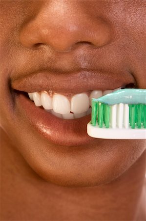 simsearch:400-06327889,k - Close up of Afro-American female brushing her teeth Photographie de stock - Aubaine LD & Abonnement, Code: 400-04060254
