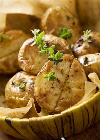 cruncy golden  potatoes, straight from the oven, sprinkled with fresh oregano fresh Stockbilder - Microstock & Abonnement, Bildnummer: 400-04060959