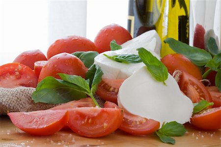 simsearch:400-07669697,k - fresh italian mozzarella cheese salad with basil leaves and olive oil Foto de stock - Super Valor sin royalties y Suscripción, Código: 400-04061084