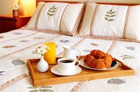 resort service - Tray with breakfast on a bed in a hotel room Photographie de stock - Aubaine LD & Abonnement, Code: 400-04061268