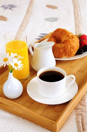 Tray with breakfast on a bed in a hotel room Fotografie stock - Microstock e Abbonamento, Codice: 400-04061271