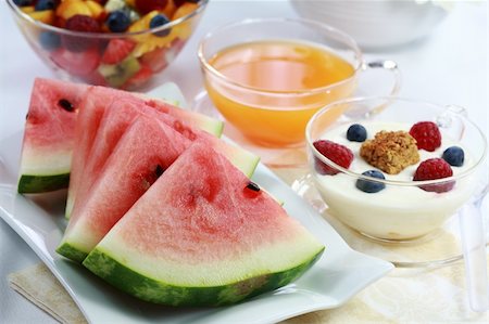 simsearch:400-08110674,k - Healthy snack - fruits and juice Stockbilder - Microstock & Abonnement, Bildnummer: 400-04061745