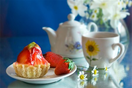 simsearch:400-04176670,k - Teapot and strawberry cake, blue background and flowers bouquet. Foto de stock - Super Valor sin royalties y Suscripción, Código: 400-04061957