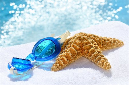 simsearch:400-04866155,k - Blue goggles on a white towel by the water Photographie de stock - Aubaine LD & Abonnement, Code: 400-04062144