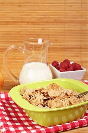 simsearch:400-04416748,k - A bowl of cornflakes, milk and raspberries on bamboo mat Stock Photo - Budget Royalty-Free & Subscription, Code: 400-04062347