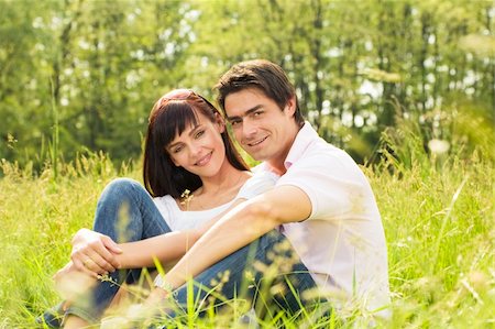 simsearch:400-04059847,k - Couple lying in grass, smiling and hugging Stockbilder - Microstock & Abonnement, Bildnummer: 400-04062499