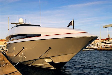 simsearch:862-06676991,k - Large luxury yacht anchored at St. Tropez in French Riviera Foto de stock - Super Valor sin royalties y Suscripción, Código: 400-04063375