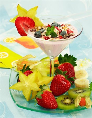 simsearch:400-04415230,k - Yogurt dessert with fruits Photographie de stock - Aubaine LD & Abonnement, Code: 400-04063419