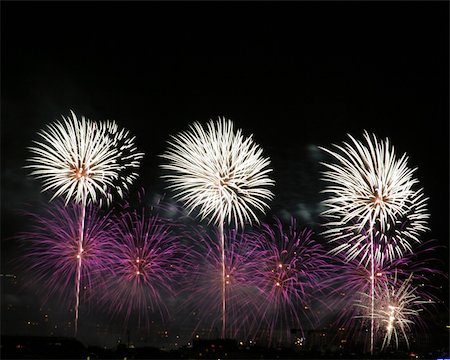 simsearch:400-06736432,k - Colorful fireworks display. Foto de stock - Royalty-Free Super Valor e Assinatura, Número: 400-04063812