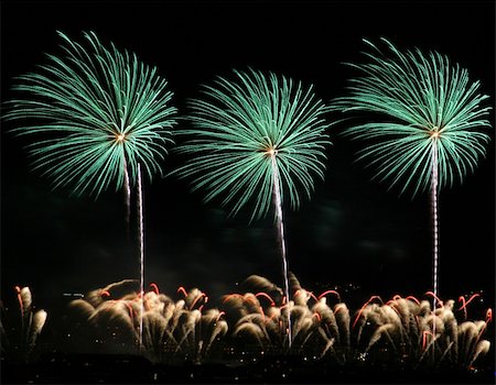 simsearch:400-06736432,k - Colorful fireworks display. Foto de stock - Royalty-Free Super Valor e Assinatura, Número: 400-04063813