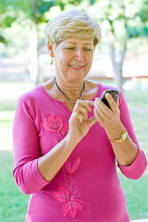 simsearch:400-04549198,k - senior lady dial on a cell phone Photographie de stock - Aubaine LD & Abonnement, Code: 400-04075129