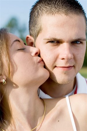 simsearch:400-04549295,k - young couple kissing Foto de stock - Royalty-Free Super Valor e Assinatura, Número: 400-04075264