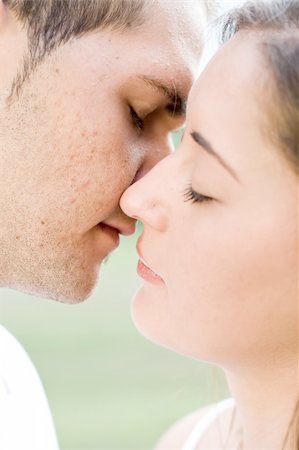 simsearch:400-04655736,k - young couple kissing Stockbilder - Microstock & Abonnement, Bildnummer: 400-04075268