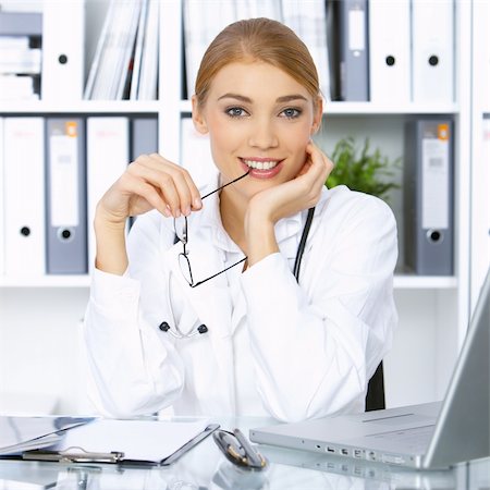 simsearch:400-04178933,k - Portrait of beautiful female doctor in surgery Stock Photo - Budget Royalty-Free & Subscription, Code: 400-04075542