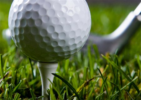 range shooting - Golf ball on tee in grass. Foto de stock - Super Valor sin royalties y Suscripción, Código: 400-04076665