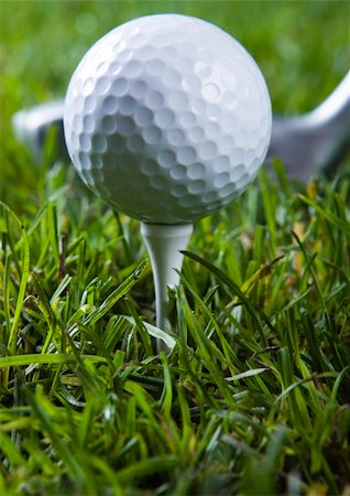 range shooting - Golf ball on tee in grass. Foto de stock - Super Valor sin royalties y Suscripción, Código: 400-04076667