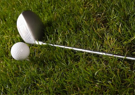 range shooting - Golf ball on tee in grass. Foto de stock - Super Valor sin royalties y Suscripción, Código: 400-04076668