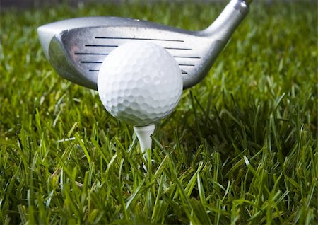 range shooting - Golf ball on tee in grass. Foto de stock - Super Valor sin royalties y Suscripción, Código: 400-04076694
