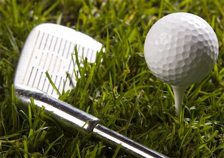 range shooting - Golf ball on tee in grass. Foto de stock - Super Valor sin royalties y Suscripción, Código: 400-04076693