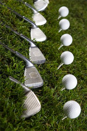 range shooting - Golf ball on tee in grass. Foto de stock - Super Valor sin royalties y Suscripción, Código: 400-04076732