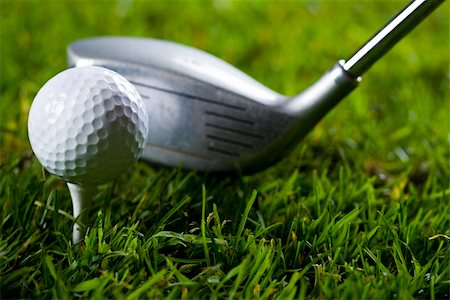 range shooting - Golf ball on tee in grass. Foto de stock - Super Valor sin royalties y Suscripción, Código: 400-04076748