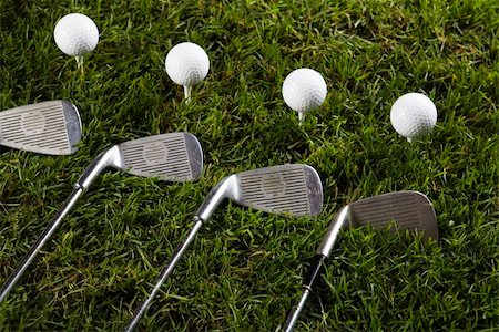 range shooting - Golf ball on tee in grass. Foto de stock - Super Valor sin royalties y Suscripción, Código: 400-04076740