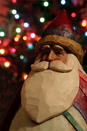 A santa claus figurine with Christmas lights in the background. Fotografie stock - Microstock e Abbonamento, Codice: 400-04079395