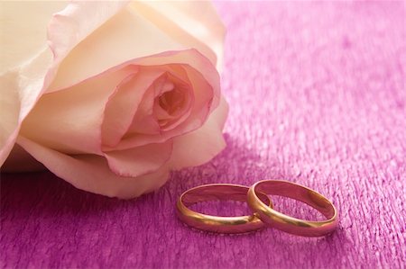 simsearch:400-05361582,k - Rosebud and wedding rings on lilac corrugated paper Stock Photo - Budget Royalty-Free & Subscription, Code: 400-04070548