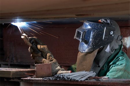 simsearch:400-03975695,k - a welder working at shipyard during night shift Foto de stock - Super Valor sin royalties y Suscripción, Código: 400-04070889