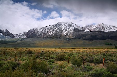 simsearch:400-05219358,k - Dramatic Spring Meadow and Snow Covered Mountain Scene Photographie de stock - Aubaine LD & Abonnement, Code: 400-04070899