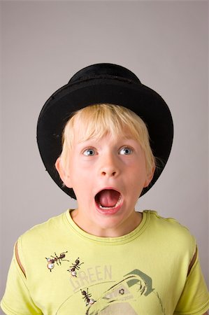 simsearch:400-04382028,k - Portrait of a young boy shouting madly Photographie de stock - Aubaine LD & Abonnement, Code: 400-04071231