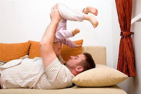 father and baby girl playing on sofa Photographie de stock - Aubaine LD & Abonnement, Code: 400-04071624
