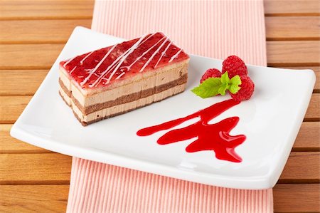 simsearch:400-05314546,k - Delicious strawberry cake with soft shadow on white dish. Shallow depth of field Foto de stock - Super Valor sin royalties y Suscripción, Código: 400-04071908