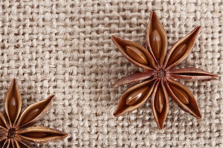 anis star on burlap canvas background, close-up Foto de stock - Royalty-Free Super Valor e Assinatura, Número: 400-04072361