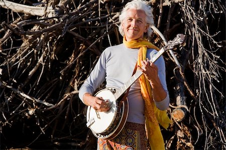 Banjo Player in Front of a Big Pile of Wood Photographie de stock - Aubaine LD & Abonnement, Code: 400-04072374