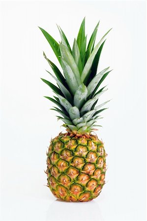 simsearch:400-04315300,k - Pineapple fruit isolated on a white background. Foto de stock - Super Valor sin royalties y Suscripción, Código: 400-04072532