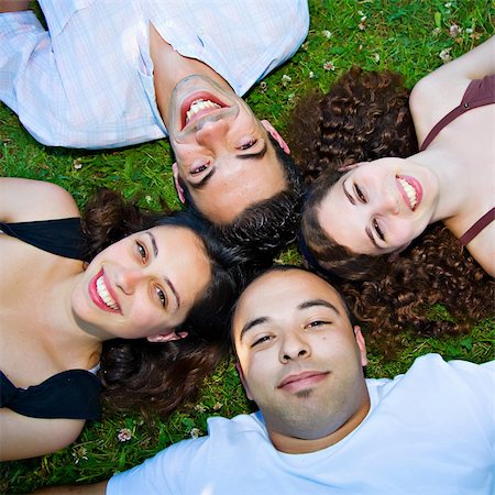 simsearch:400-04200589,k - Four young people laying down in the grass, smiling. Foto de stock - Super Valor sin royalties y Suscripción, Código: 400-04072596