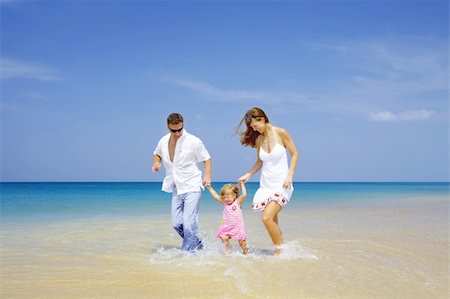 simsearch:400-04986804,k - view of young family having fun on the beach Stockbilder - Microstock & Abonnement, Bildnummer: 400-04072651