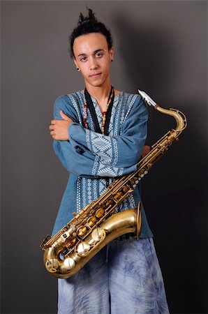 simsearch:400-03910203,k - Portrait of young latin musician - saxophone player Foto de stock - Super Valor sin royalties y Suscripción, Código: 400-04072791