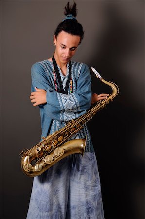 simsearch:400-03910203,k - Portrait of young musician standing with saxophone Foto de stock - Super Valor sin royalties y Suscripción, Código: 400-04072792