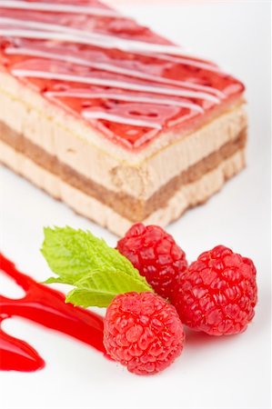 simsearch:400-05314546,k - Delicious raspberries cake with soft shadow on white dish. Shallow depth of field Foto de stock - Super Valor sin royalties y Suscripción, Código: 400-04072853