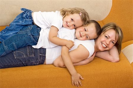 Woman and kids playing togheter on the sofa Foto de stock - Super Valor sin royalties y Suscripción, Código: 400-04073105