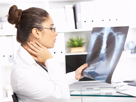 simsearch:400-04178933,k - Portrait of female doctor examining x-ray picture Stock Photo - Budget Royalty-Free & Subscription, Code: 400-04073649