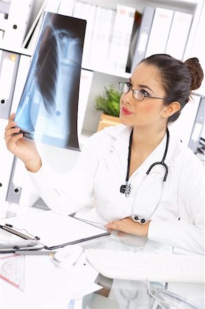 simsearch:400-04178933,k - Portrait of female doctor examining x-ray picture Stock Photo - Budget Royalty-Free & Subscription, Code: 400-04073652