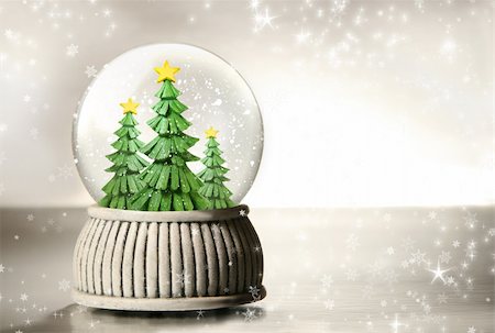 simsearch:400-05674130,k - Snow globe against a silver background Photographie de stock - Aubaine LD & Abonnement, Code: 400-04073877