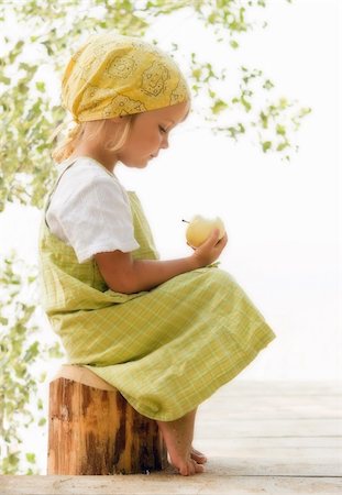 little girl looking at apple Photographie de stock - Aubaine LD & Abonnement, Code: 400-04088126