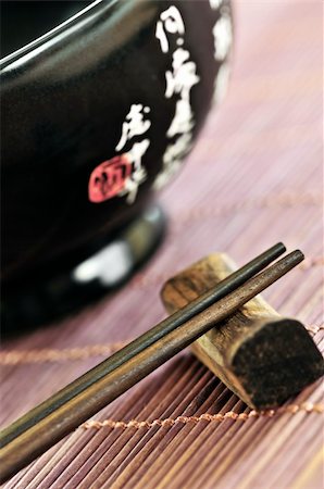 simsearch:400-07719212,k - Asian rice bowl and wooden chopsticks on a rest close up Fotografie stock - Microstock e Abbonamento, Codice: 400-04081008