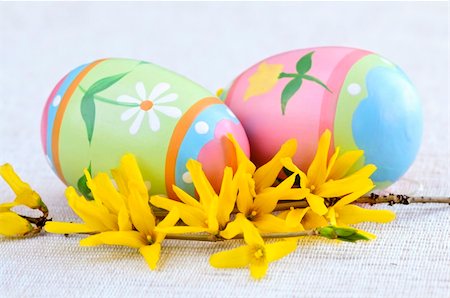 simsearch:400-05901482,k - Easter eggs arrangement with yellow forsythia flowers Stock Photo - Budget Royalty-Free & Subscription, Code: 400-04081015